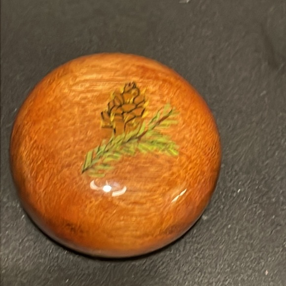 Vintage hand-carved handpainted  Myrtlewood paperweight from Oregon - Picture 3 of 4